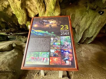 Tafeln erinnern an der Tham-Luang-Höhle in Thailand bis heute an die aufwendige Rettungsaktion von 2018. (Archivbild)