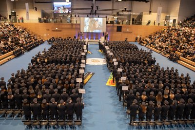 Am Mittwoch hat die Polizei Sachsen in Dresden 615 angehende Polizistinnen und Polizisten offiziell in den Dienst aufgenommen und vereidigt. Das sind 100 weniger als noch im vergangenen Jahr.