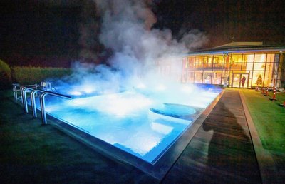 Seit Anfang November ist das Außenwarmbecken am Kurbad Actinon in Bad Schlema nach seiner Sanierung wieder geöffnet. 