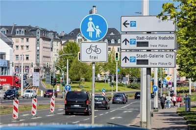 Diese Verkehrstafel am Neustadtplatz soll Autofahrer auf freie Parkplätze in Parkhäusern hinweisen - doch sie ist außer Betrieb.