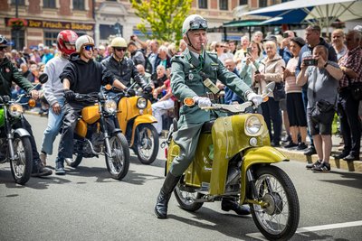 Oldtimertreffen und Volksfest in einem: Die vierte „Baron von Trützschler Classic“ am Sonntag in Falkenstein lockte die Massen an.
