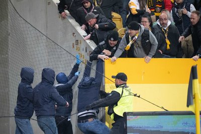Bei der Partie Dynamo Dresden - Hertha BSC kam es zu Ausschreitungen der Fans. (Archivbild)