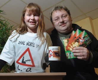 
              <p class="artikelinhalt">Souvenirs eines spektakulären Flugs: Oliver Reichert und Tochter Celina zeigen T-Shirts, Karten und eine Tasse. </p>
            