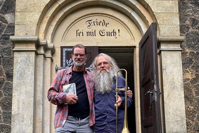 Günter Heinz (rechts) und Gast Jens-Uwe Sommerschuh nach dem Konzert am Sonntag in der Kleinwaltersdorfer Kirche. 