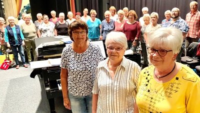 Helga Fiedler (Mitte) singt seit 72 Jahren im Auer Blema-Chor "Gerhard Hirsch" mit. Auf 56 beziehungsweise 51 Jahre Zugehörigkeit blicken Kristina Speri (rechts) und Petra Händel. Am Sonnabend endet für alle die lange Konzertpause. 