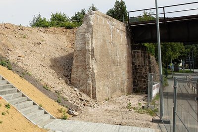 Der Flügel dieser Stützwand zur Eisenbahnbrücke des Gleisstrangs nach Annaberg muss komplett neu geplant werden, heißt es. 