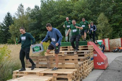 Die Pyramide - aufgeschichtet aus Holzpaletten - war eine der Aufgaben, die bewältigt werden mussten.