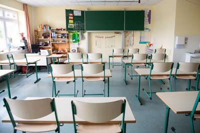 Weitere Schulen und Kitas sind von Covid-19-Infektionsfällen betroffen. 
