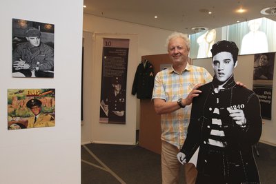 In der ehemaligen Eisdiele im Plauener Einkaufszentrum Kolonnaden ist seit gestern eine Ausstellung über Elvis' Militärzeit in Deutschland zu sehen. Gezeigt werden bis 1. September zum Beispiel Plattencover, Plakate, eine Uniform oder Schwarz-Weiß-Fotos aus Privatbesitz. Sie geben einen Mini-Einlick in das Leben des Stars.