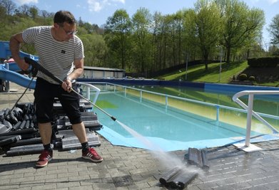 Matthias Kolbe, Vorsitzender des Fördervereins, hat mit seinen Helfern alle Hände voll zu tun, um das gesamte Areal des Mylauer Freibades für die neue Badesaison in Top-Zustand zu versetzen. 