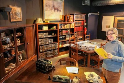 Museumsleiterin Anne-Sophie Berner richtet im Kellergeschoss des Palais gerade ein Schaudepot ein, hier die Gedenkecke für Zoodirektor Dr. Karl Max Schneider (1887 bis 1955). 