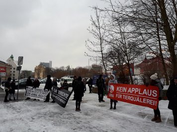 Etwa 20 Personen haben am Samstagnachmittag am Hartmannplatz in Chemnitz gegen Zirkustiere demonstriert.