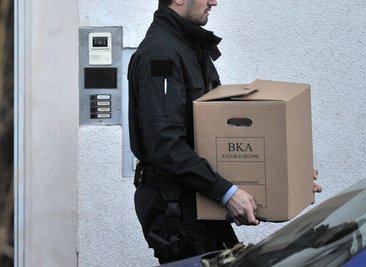 Beamte des BKA tragen am Donnerstag (24.11.2011) in Zwickau Kisten mit sichergestelltem Material aus dem Wohnhaus eines weiteren festgenommen verdächtigen Neonazi-Terroristen aus Zwickau.