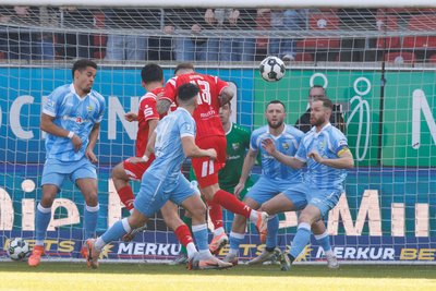 Der Anfang der Misere. Halles Niclas Stielin erzielt per Kopf das 1:0 für die Gastgeber.