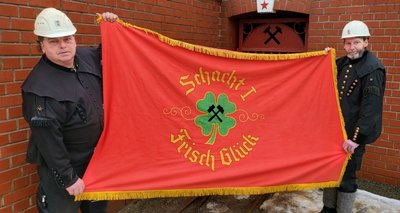 Wie neu und dennoch mehr als 60 Jahre alt: Die Wismut-Fahne des Glöckls, hier präsentiert von Frank Vollert (links) und Uwe Hentschel. 