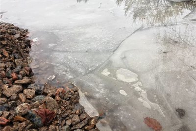 Gerade bei Tauwetter sollten Eisflächen - hier ein Symbolfoto - keinesfalls betreten werden. 