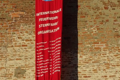 Fahne der Feuerwehrsternfahrt, auf dieser sind die bisherigen eingestickt, Bad Schlema steht links an dritter Stelle.