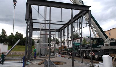 
              <p class="artikelinhalt">Der glänzende Kupferkessel und des Glashaus der ehemaligen Löwenbräu-Brauerei in Mittweida ist diese Woche abgebaut und an eine Familien-Brauerei nach Oberfranken geliefert worden.</p>
            