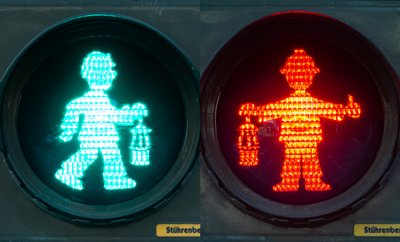 In Duisburg soll eine Fußgängerampel mit Bergmann mit Helm auf dem Kopf und Lampe in der Hand an die Geschichte des Bergbaus erinnern.