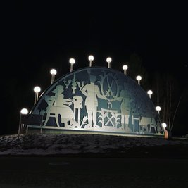 Seit Mittwochabend leuchtet der Riesenschwibbogen von Johanngeorgenstadt wieder.