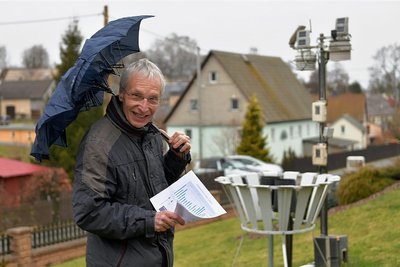 Hydrologe Volkmar Dunger beobachtet hobbymäßig seit etwa 15 Jahren an seiner Meßstation in Langenau das Wetter und archiviert die Daten. 