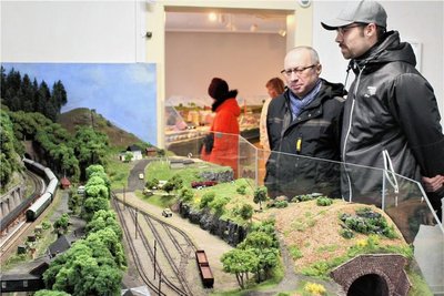 Erik (r.) und Mario Zimmermann aus Chemnitz sind Stammgäste bei den Jahnsbacher Modellbahnschauen. 