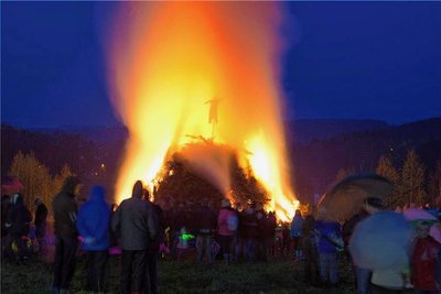 Feuer, Stockbrot, Bratwurst und Co: An vielen Orten in der Stadt finden am Wochenende Feste statt. 