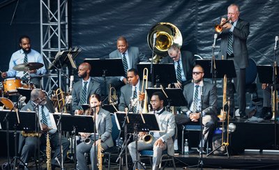 Er ist zwar ein Star auf seinem Instrument, aber überlässt die Soli auch mal Kollegen wie Kenny Rampton (rechts): Trompeter Wynton Marsalis (letzte Reihe Mitte) und sein Jazz at the Lincoln Center Orchestra ließen am Sonntag in der Jungen Garde die 46. Dresdner Musikfestspiele ausklingen.