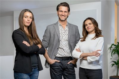 Das Zebra-Group-Führungsteam (von links nach rechts): Nadine Bengel (Senior Projektmanagerin Mindbox), Joerg G. Fieback (Geschäftsführer Kreation zebra | group) und Sabine Kunze (Geschäftsstellenleiterin Mindbox).
