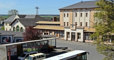 Am Bahnhof Werdau baut die Deutsche Bahn im Gleisbereich.