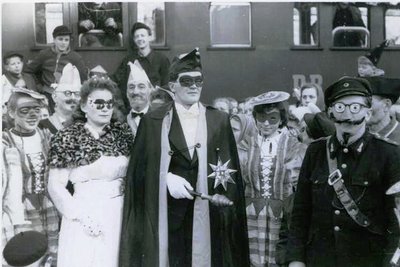 1956 gab es in Adorf die erste große Faschingsveranstaltung nach dem Krieg - mit Zug durch die Stadt. Prinzenpaar waren Annelies Kowanda und Heinz Penzel, Zugschaffner (rechts) war Otto Roth. 