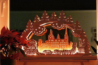 In Zschopau wird das Schloss Wildeck nachts zwar nicht mehr beleuchtet. Dafür erstrahlt das Wahrzeichen der Motorradstadt als Schwibbogen in so manchem Fenster. Das Original ist am kommenden Dienstag Schauplatz der Aktion "Lebendiger Adventskalender".
