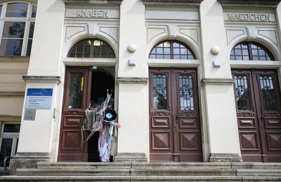 Der amerikanische Ureinwohner, auch bekannt als Hip-Hop Sänger "Supaman", gibt Schülern vor den Karl-May-Festtagen Einblicke in das Leben und die Kultur der Apsáalooke.
