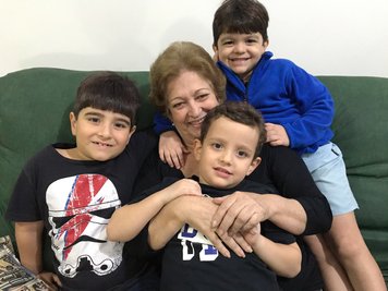 Die Brasilianerin Ivonette Balthazar mit drei ihrer fünf Enkel in Rio de Janeiro.