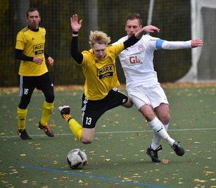 Wieder waren sie spielerisch besser, wieder hatten sie viele Torchancen, aber wieder gingen sie als Verlierer vom Platz: Die Landesligafußballer aus Rabenstein um Tim Kaiser (vorn) unterlagen Lößnitz mit 2:3. 