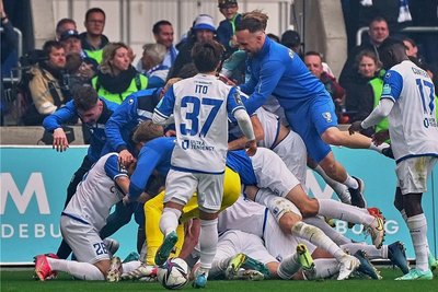 Kai Brünker hat das 3:0 für Magdeburg erzielt und wird von seinen Teamkameraden vor Freude fast erdrückt. 
