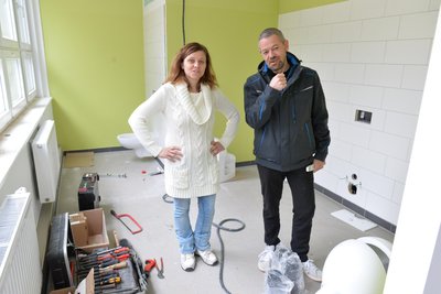 Arbeiten in der Grundschule Mulda, hier Hortnerin Sandy Ziller und Bauhofleiter Denny Müller.