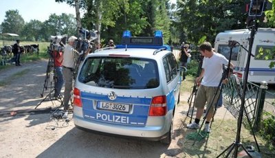 In Bienenbüttel in Niedersachsen sichert die Polizei das Gelände eines Gärtnerhofes. Sprossen aus Bienenbüttel könnten die Quelle der EHEC-Epidemie sein, war am Sonntag vermutet worden. Bislang liegen keine Hinweise vor, dass der Hof tatsächlich eine Infektionsquelle sein könnte.