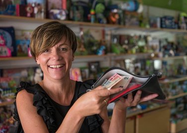 Weil die Kasse nicht ging, stieg Sandy Löbel in ihrem Geschäft Malu - Der Kinderladen auf eine Handkasse um. Die Kunden reagierten mit Verständnis.