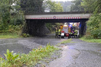 Die Retter waren auch an der Bahnunterführung im Annaberger Ortsteil Cunersdorf im Einsatz. Die Straße wurde zwischenzeitlich gesperrt.