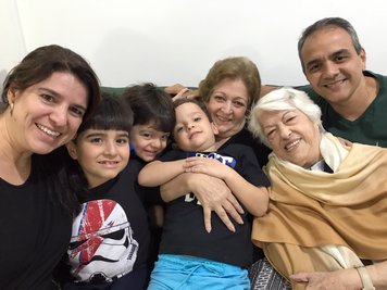 Die Brasilianerin Ivonette Balthazar (m.) mit ihrer Tochter Renata (l), deren Mann Marcos Antonio Alves, ihren Enkeln und ihrer Mutter Ivette in Rio de Janeiro.