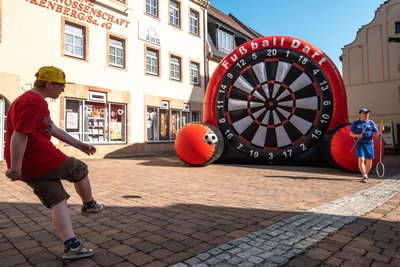Fußballdarts auf dem Kirchplatz.