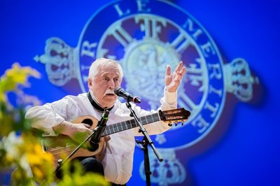 Wolf Biermann singt sein berühmtes Lied "Ermutigung".