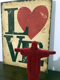 Ein "Love"-Schild mit einem großen Herz und eine rote Cristo-Statue stehen im Eingangsbereich der Wohnung der Tochter von Ivonette Balthazar.