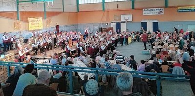 Das Stadtorchester Klingenthal und das Blasorchester Dorf Mecklenburg beim gemeinsam Auftritt. 