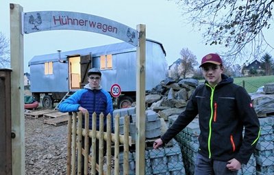 Haben mit ihren Freunden viel Zeit und Mühe in die Sanierung des "Hühnerwagens" gesteckt: Clemens Förster (links) und Nick Seidel.