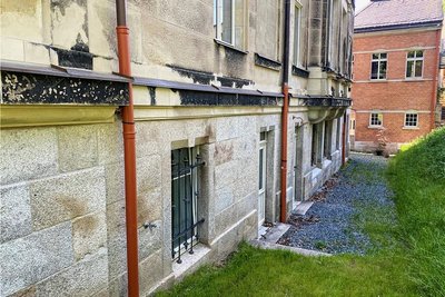 Hinteransicht der Villa Clad in Reichenbach. Um Wasserschäden am Gemäuer zu verhindern, wurden PVC-Rohre anstelle der entwendeten Kupfer-Fallrohre installiert.