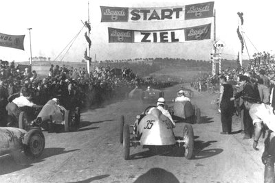 Szene vom ersten Nachkriegs-Rennen auf dem Sachsenring im September 1949.