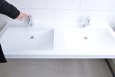 Grundschule und Hort Mulda erhalten neue Sanitäreinrichtungen, hier die neuen Waschbecken im Erdgeschoss.