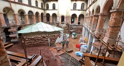 Der Schlosshof war vor Monaten noch eine gigantische Baugrube, in dem die Grundmauern des alten Bergfrieds ausgegraben wurden. 